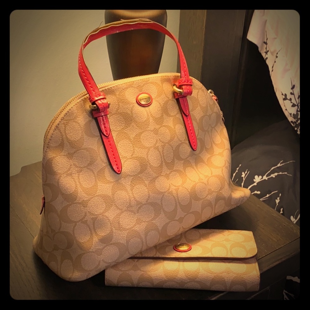 Coach purse w matching wallet & shoulder strap
